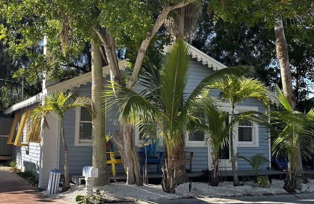 Happy Hour Cottage on Sunset Beach Treasure Island, FL. Steps from the Beach!