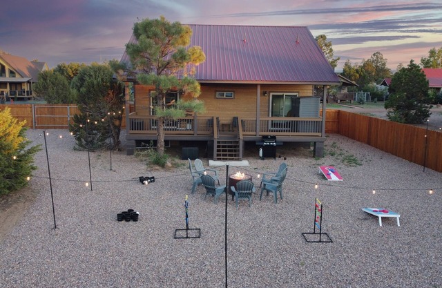 Happy Pines Hideaway | Fenced Yard~Fire Pit~Bunks