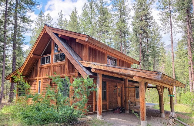 Happy Trails: woodland retreat with sauna and deck