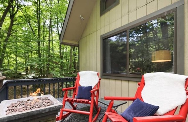 Happy Trees Cabin -8 FREE pool passes- firepit-games Lake Ariel- Hideout