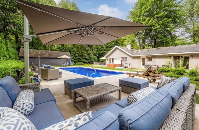 Harbert Hideaway - A short walk to the beach with private pool and hot tub.