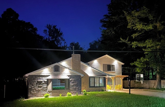 Harbert renovated house Private heated pool spa deck grill fire pit 2026 open!