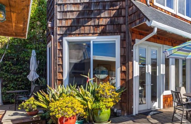 Harbor home - with a hot tub!