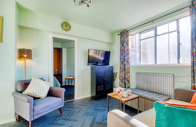 Hardwood Home - One Bedroom Apartment, Sleeps 2