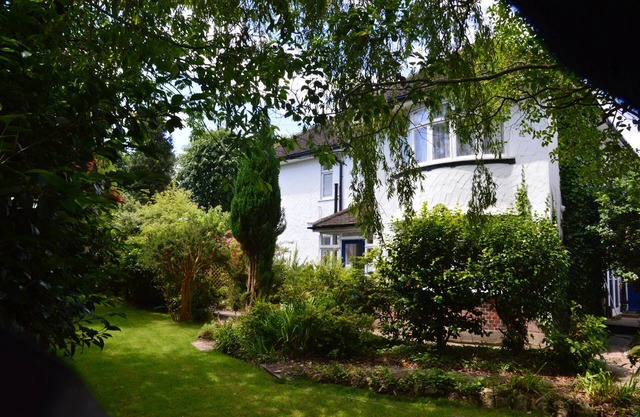 Harewood Haven: 1930s 8 Bed Luxury House