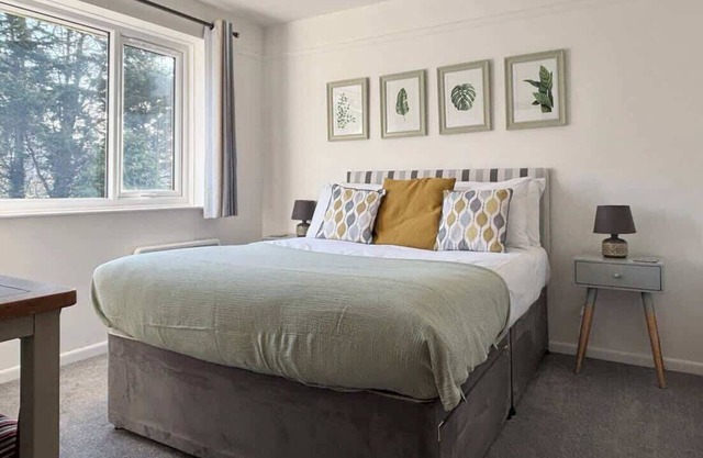 Harlowe~Mousehole Hideaway~two bed with parking