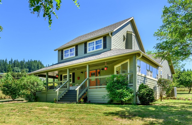 Harvest is happening in Wine Country🍇 Come visit us & taste some fabulous wines🥂