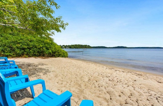 Harwich 4BR & 2BA Fall Getaway—Private Sandy Beach & Bike Path Access