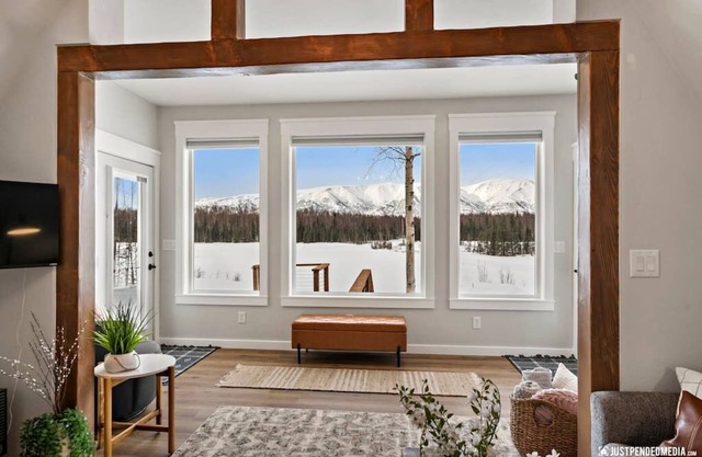 Hatcher Pass Lakeside Hideaway with Hot Tub!