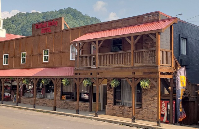 Hatfield McCoy Resort/Room #1nSleeps 5, Direct access to Hatfield McCoy Trails