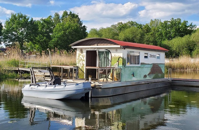 Hausboot, schwimmendes Ferienhaus im Havelbogen, Haus auf dem Wasser