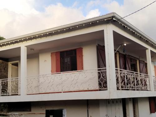Haut de villa créole, vue sur mer
