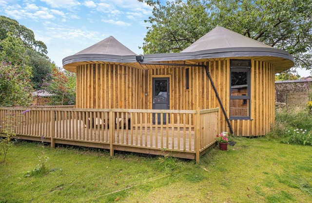 Have a fab time in this unique, triple-circle treehouse.