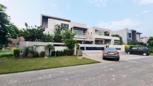 Haven Lodge - 5BR Luxury Retreat in DHA Phase 6