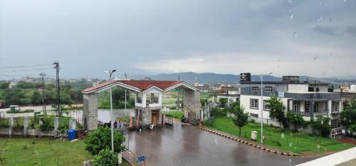 Haven Lodge Islamabad, 4BR vacation home, hot tub & mountain view