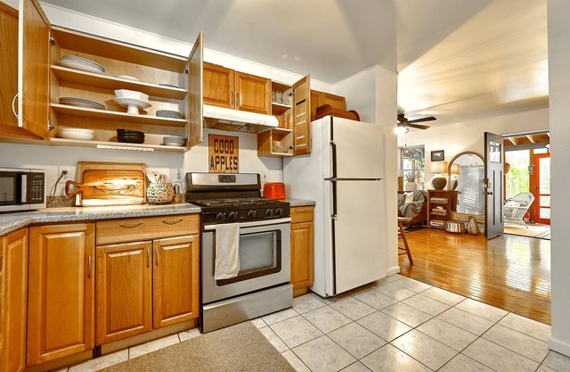 HAWK & BEAR – cozy cottage in nature with cowboy pool, 20+ mins to Bethel Woods.