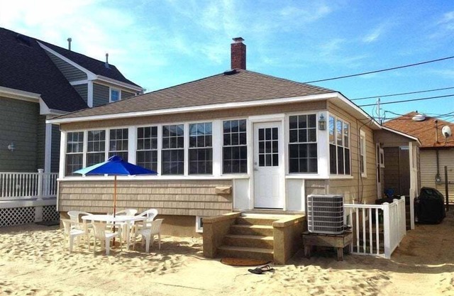 HAY7 | Featured on HGTV! 3BR 1ba Beachside Cottage set in the Sand! 1 car parking