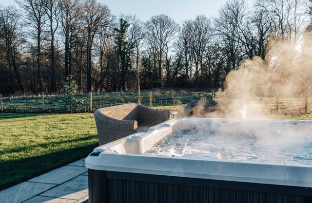 Hayward House Hot Tub Large Garden - From 1100 Per Night