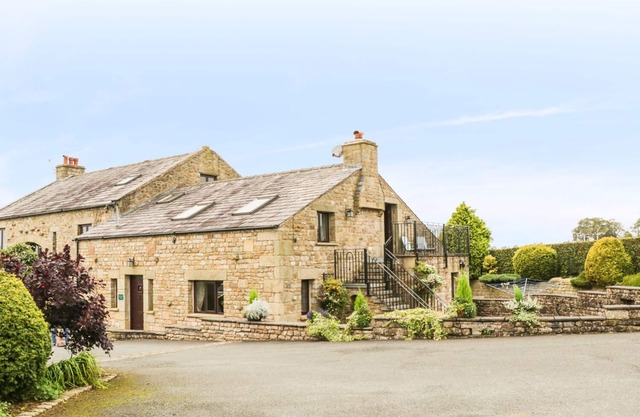 HAZELWOOD COTTAGE, with a garden in Ingleton