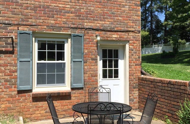 Heart of Clarksville apt w/private entrance