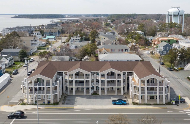HEART OF DEWEY BEACH- STEPS TO THE BEACH - 4 BR, 2 1/2 BA - IZZY PLAZA