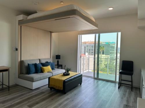 Heart of Hollywood-Walk of Fame 1bd Studio with View -Free parking, balcony, wifi, rooftop, gym, upscale amenities