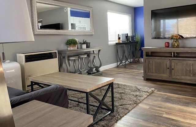 *Heart of Midtown* Modern, Spacious Studio