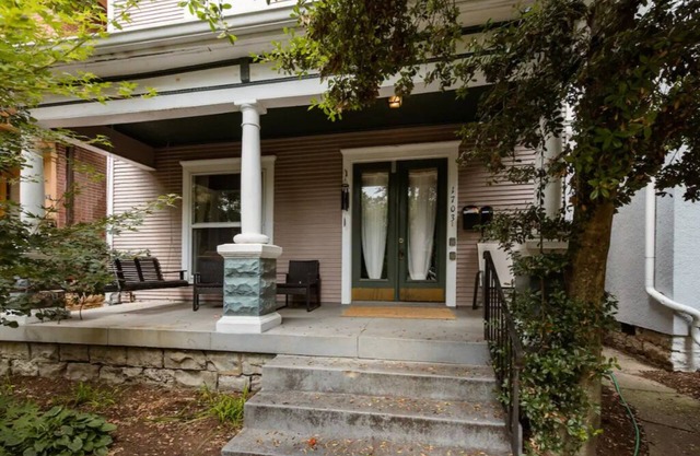 Heart of the Highlands with a Country Vibe! Large backyard.