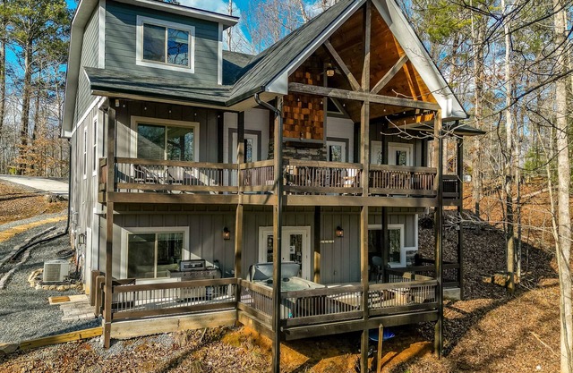 Hearthside Hideaway- New Build, Hot Tub/Minimum Age Requirement of 25 yrs or ol