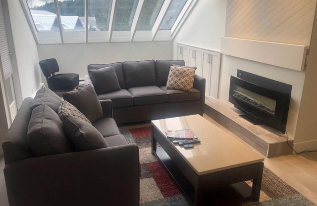 Hearthstone Lodge loft, Village centre, Private Hot tub, sleeps 6