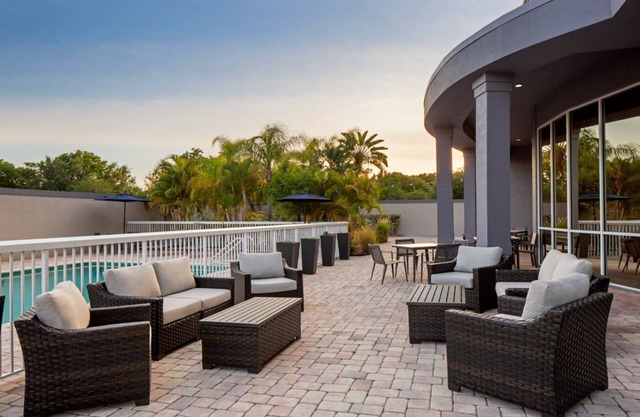 Heated Outdoor Pool Stay in Tampa Oldsmar! On-site restaurant & Parking