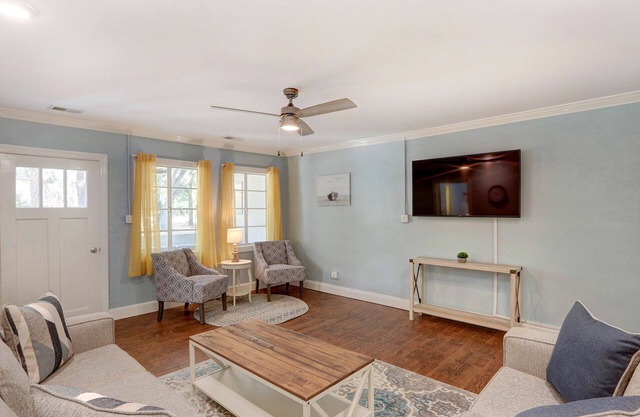 Heated Pool Access, walk to beach and the park