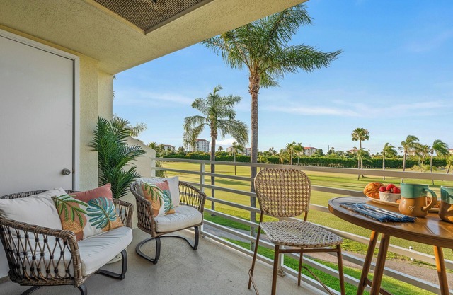 Heated Pool + Hot Tub + Beach Gear + Golf Course Views. 5 Min to St. Pete Beach