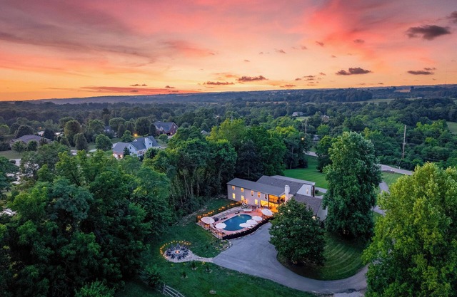 Heated pool+hot tub | Family mystery game getaway