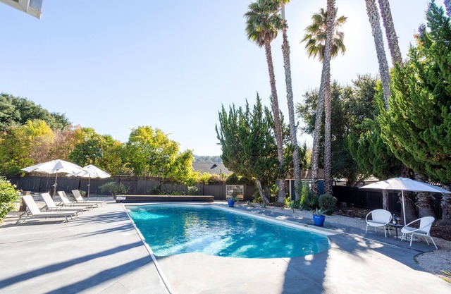 Heated pool, hot tub, walk to tasting rooms