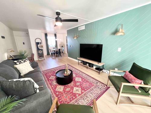 Heated Pool & Hot Tub-walk To Old Town Condo!