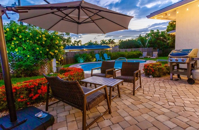 Heated pool & hot tub, one mile from beach!