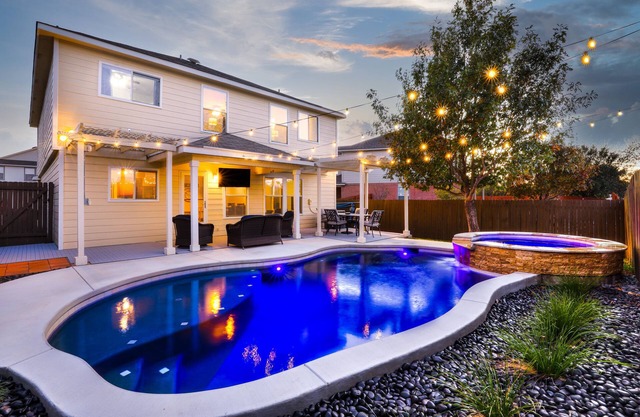 Heated Pool~HotTub~HUGE Game Room~Splash Pad~4BR~Alamo City Oasis