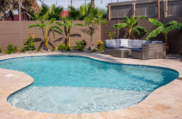 Heated Pool, Top-Floor Condo @ Beach Centern