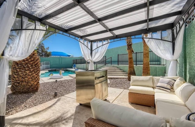 Heated Pool with Cabana & Game-Room 15 Min to Strip!