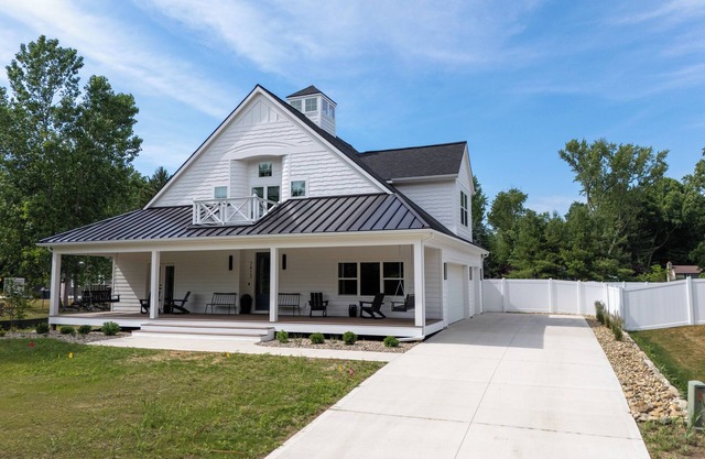 Heated Salt Water Pool, Hot Tub, 6 Bed, 6Bath, Game Room, 1 Block to beach!