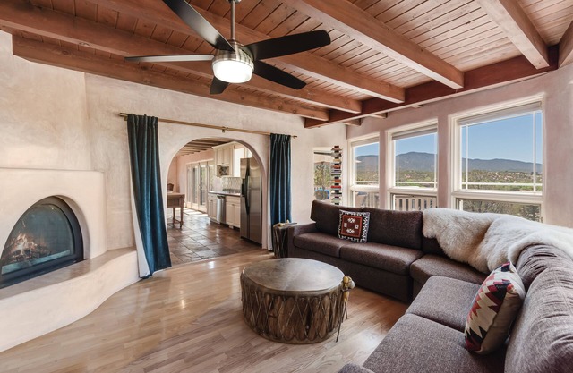 Heavenly Mountain Views-Close to Plaza, Ski, Pickleball & Hot Tub, Upscale home