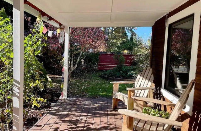 Heights Hideaway - Private, Walkable, Pet Friendly