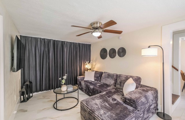 Heights Home, Pet Friendly, Walking to entertainment and dining