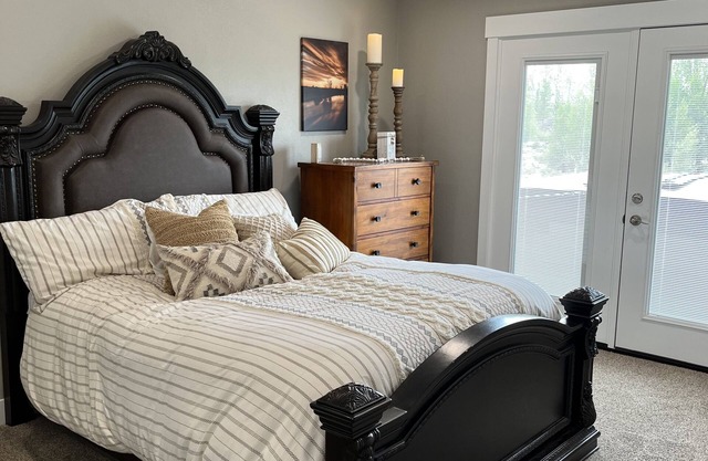 Heise Hot Springs Gathering Place sleeps 30+ w/Hot tub