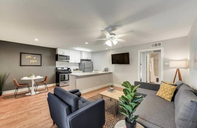 Hello Gorgeous Flat near Downtown!