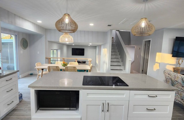 Hello Sunshine! 4 Bedroom w/Pool and Outdoor Bar