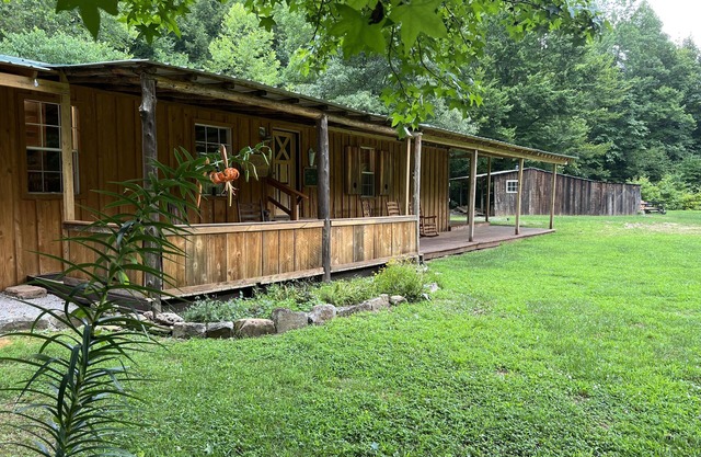 Hemlock Hollow-Secluded wilderness cabin bordering Park