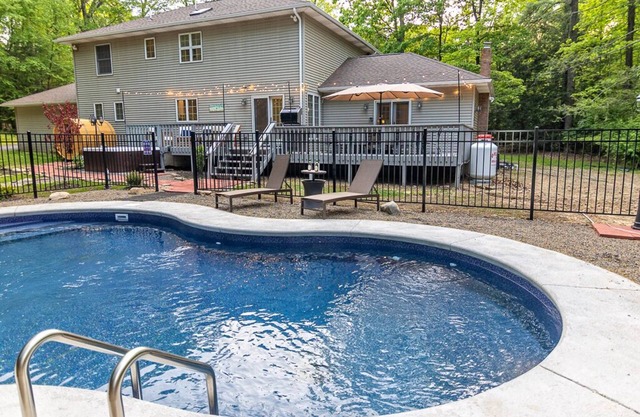 Hemlock Manor-Pool/Sauna/Hot Tub