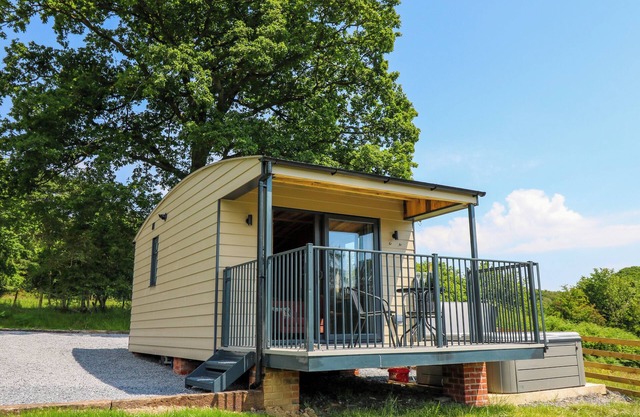 HEN'S HIDEAWAY, pet friendly, with hot tub in Rhayader